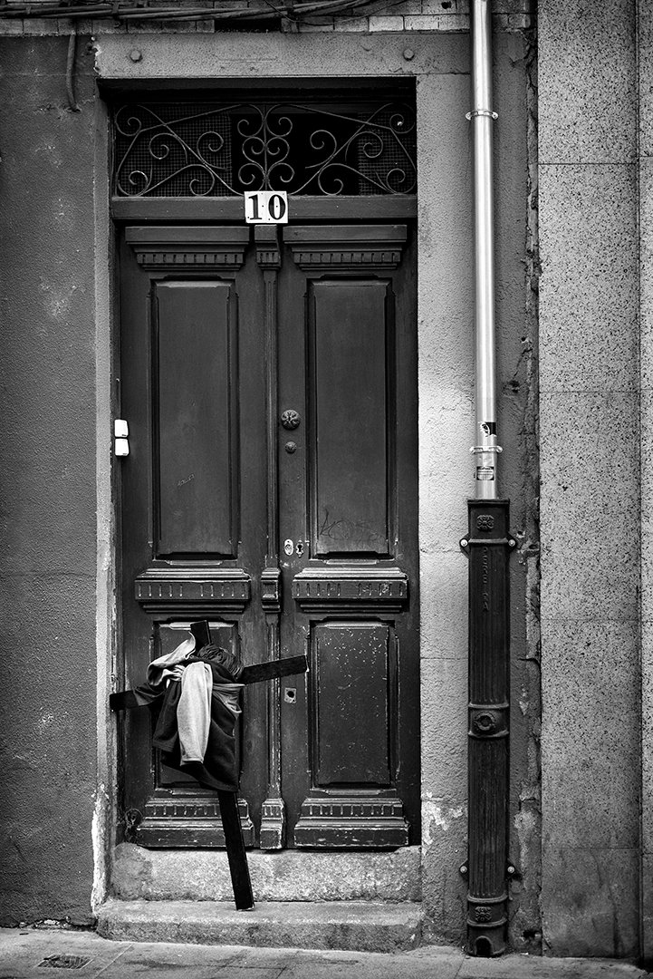 Una persona ante una gran puerta de madera.